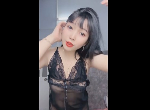 Clip Sex Thiên Ý ngực bự show hàng nuột đầy kích thích